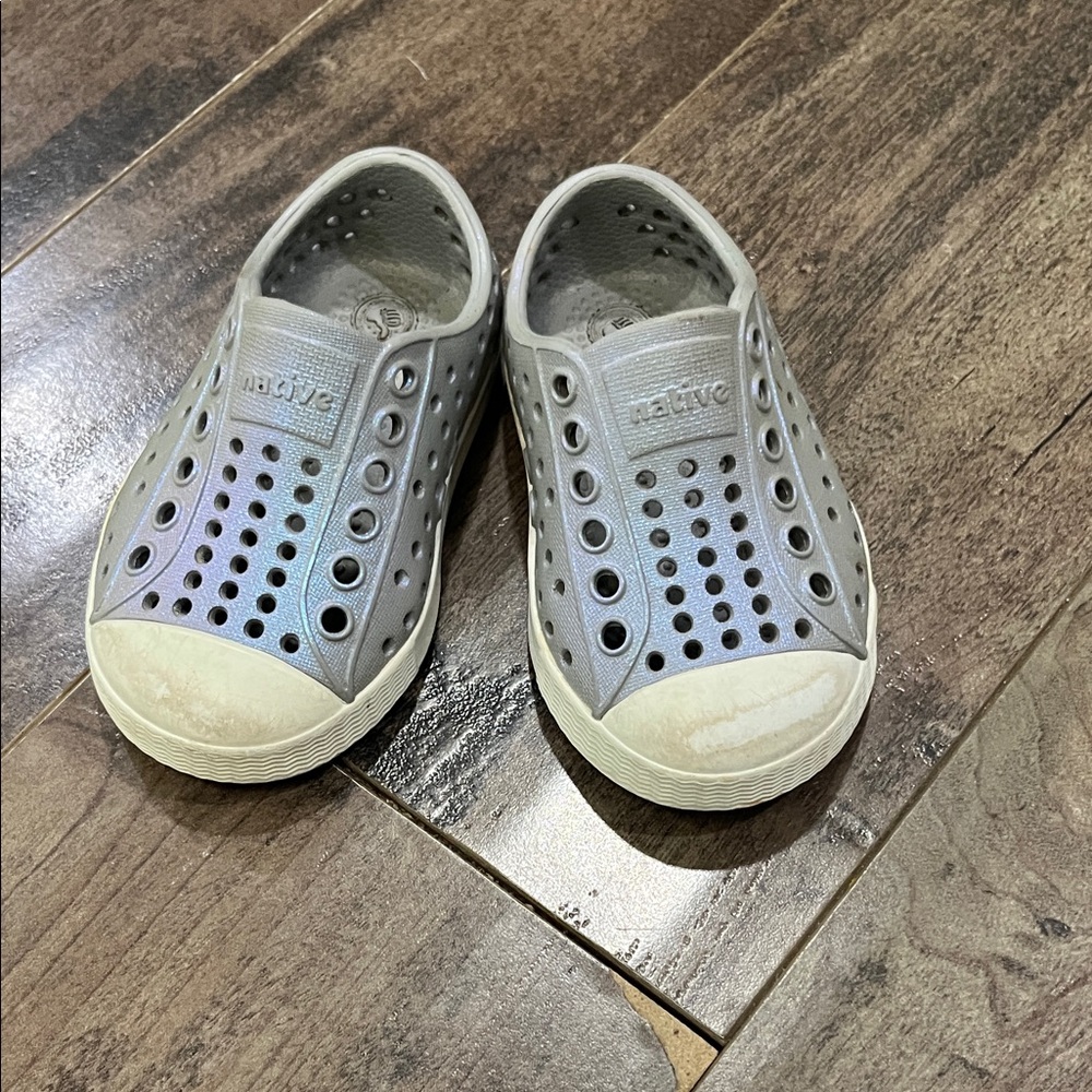 Native Kids Water Shoes in sparkly Light Gray